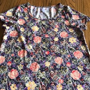 LuLaRoe L Classic T-shirt.